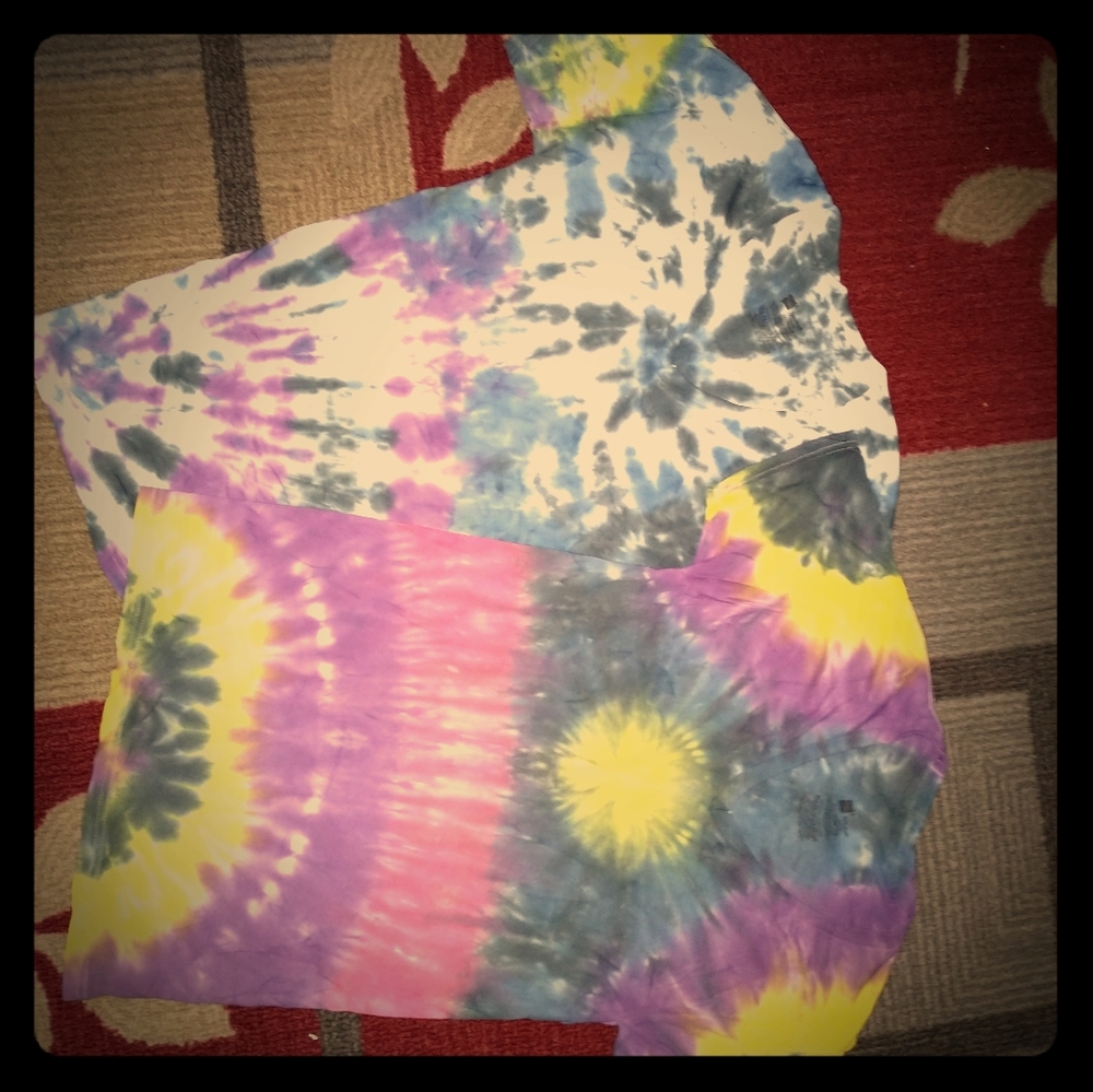 ×2 SMALL V-neck Tie dye Tees